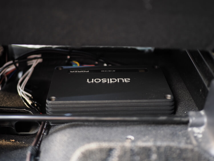ホンダステップワゴンのシート下にアンプ内蔵DSPの取り付け
