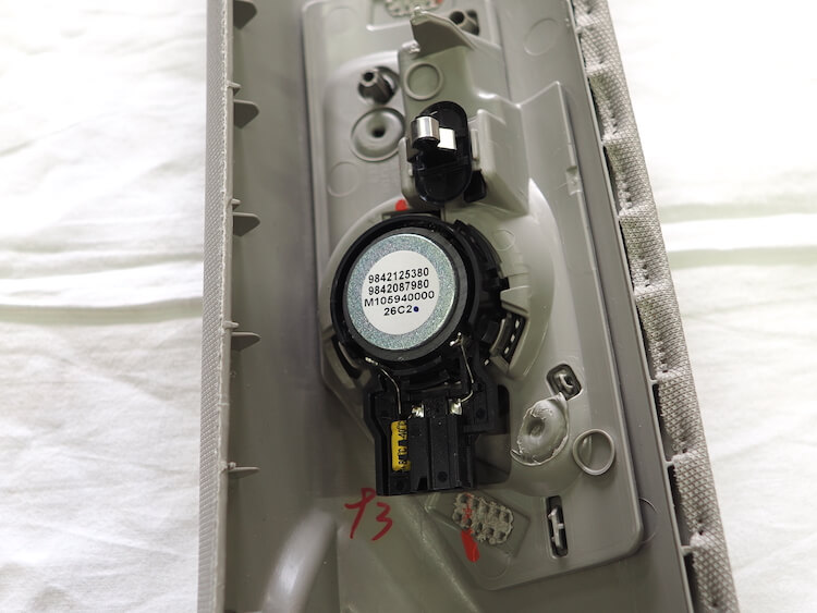 シトロエンC5XのAピラーに取り付けられた純正ツィーター