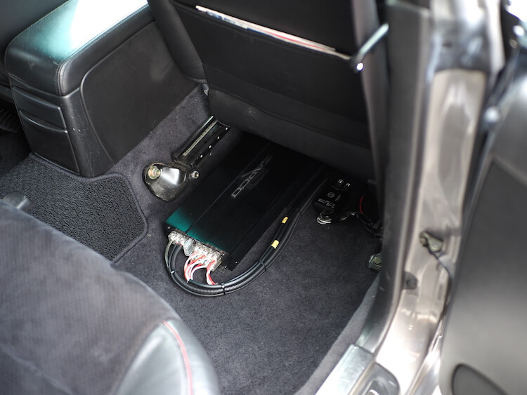 スバルレガシィのシート下に取り付けられるいるアンプをザプコに交換