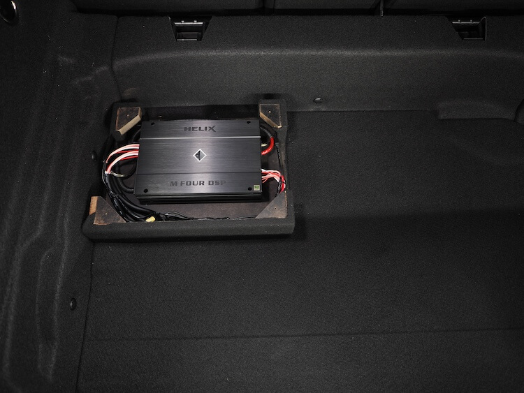 BMW118dのトランクにヘリックスのDSPアンプを取り付け