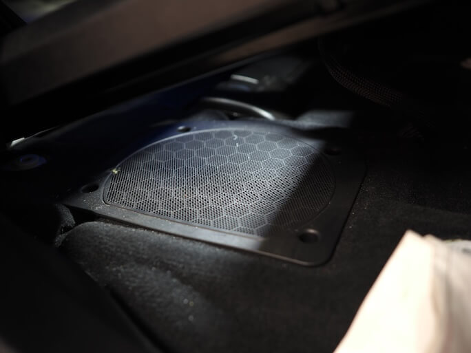 BMWX7のシート下ウーファー