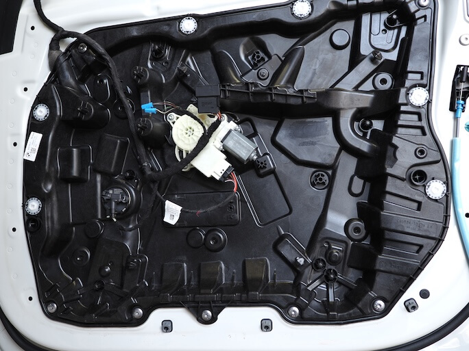 BMWX7のフロントドアフェルトを取り外し