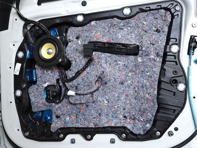 BMWX7のフロントドアにフォーカルのスピーカーを取り付け