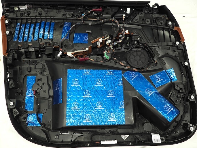 BMWX7のフロントドア内張を制振
