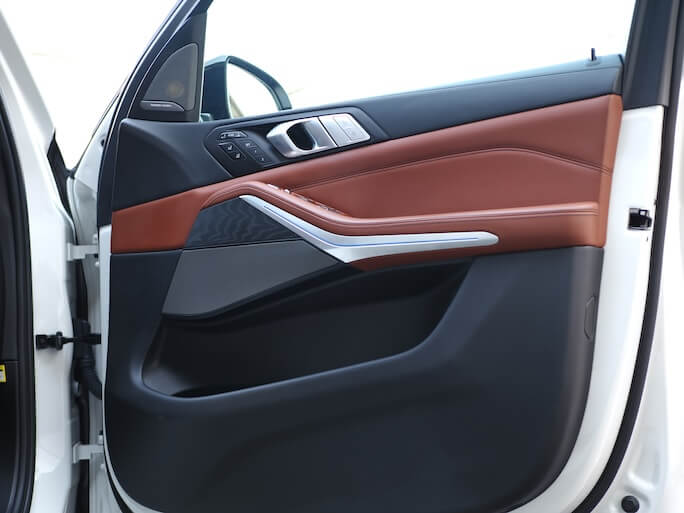 BMWX7のフロントドアにフォーカルのスピーカーを取り付け