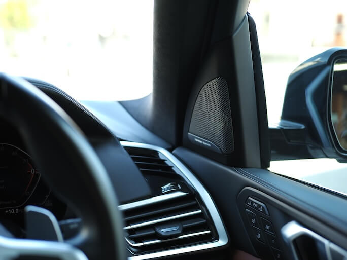 BMWX7のフロントドアにフォーカルのスピーカーを取り付け