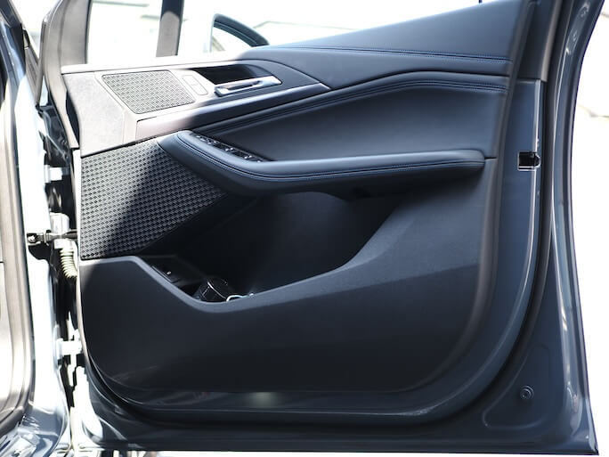BMW218dのフロントドアにオーディソンのスピーカーを取り付け