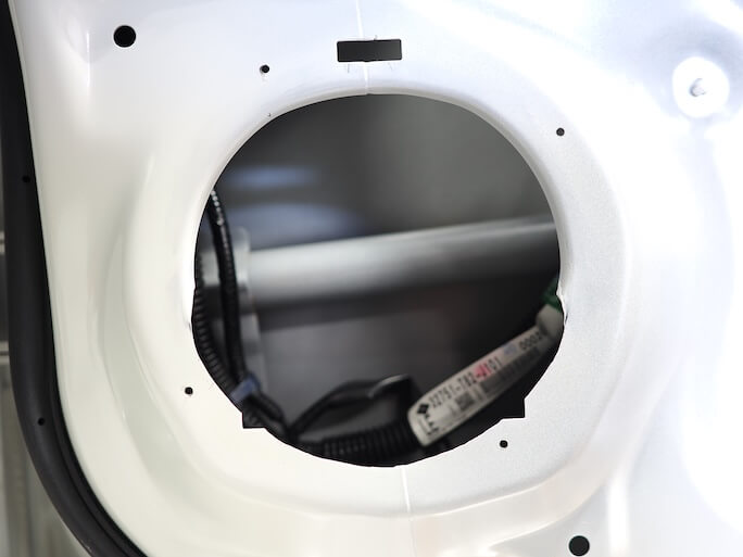 ホンダN_ONEのフロントドアスピーカー取付部の鉄板をカット