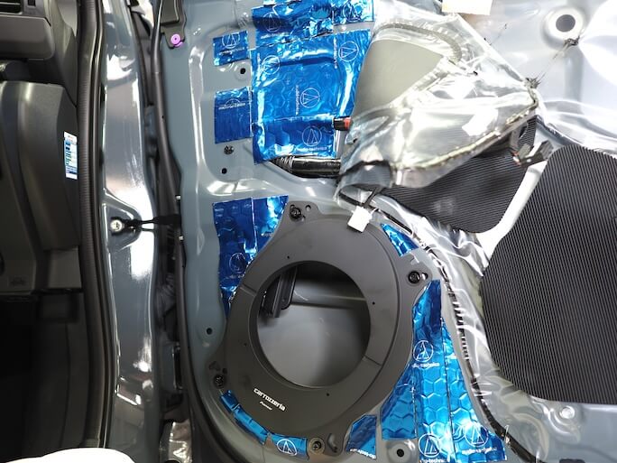 スバルクロストレックのフロントドアスピーカー周りを制振