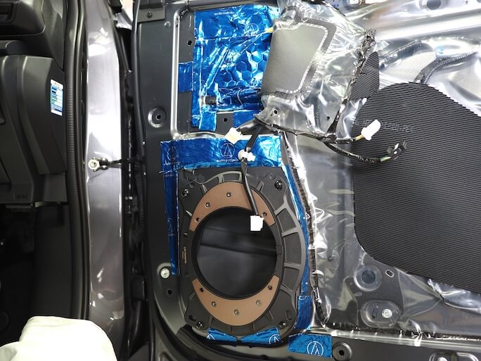 スバルフォレスターのフロントドアスピーカー周りを制振