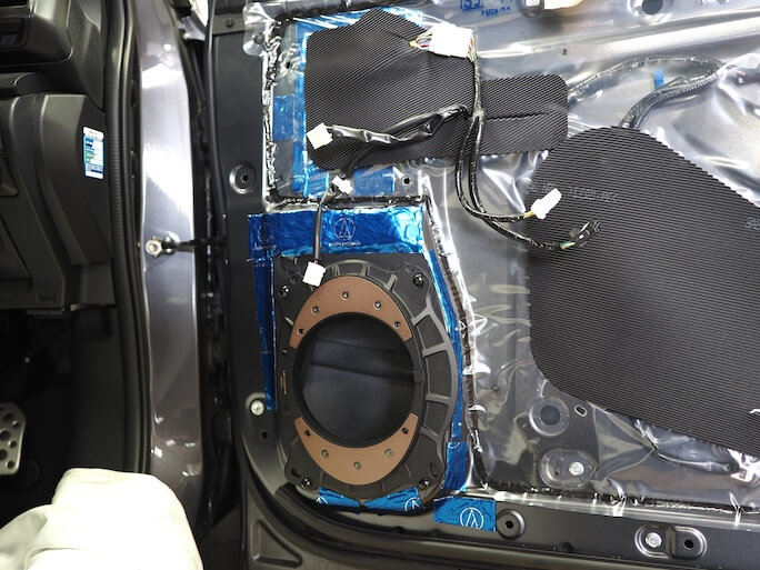 スバルフォレスターのフロントドアスピーカー周りを制振