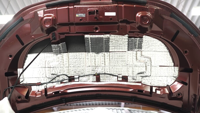 日産オーラのボンネットに制振シートを貼り付け
