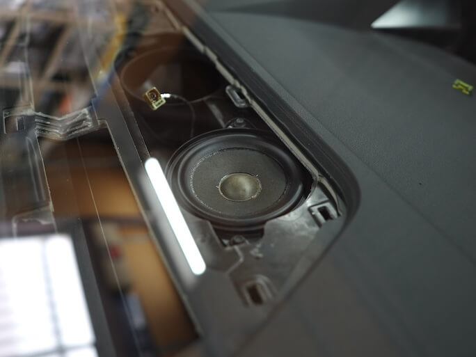 アウディRS3のダッシュボードにあるセンタースピーカー