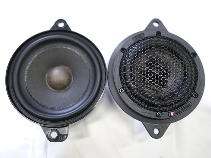 アウディRS3のダッシュボードにあるセンタースピーカーとブラムのスピーカー