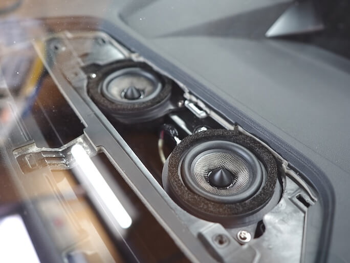 アウディRS3のダッシュボードセンターブラムのスピーカーを取り付け