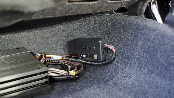 BMW X7のトランク下部にオーディソンのBluetoothレシーバーを取り付け