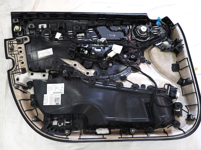 メルセデスベンツの内張に取り付けられているミッドレンジスピーカー
