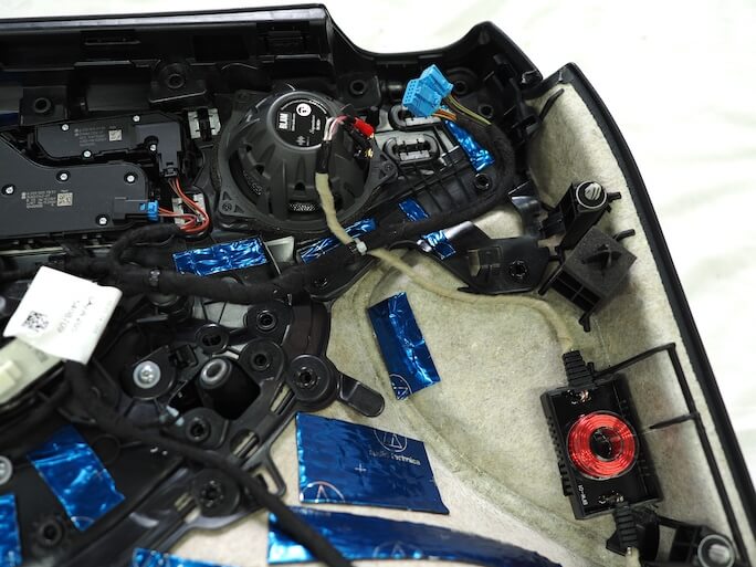 メルセデスベンツのドア内張にブラムのスピーカーを取り付け