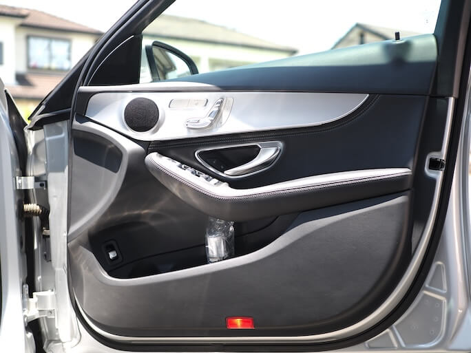 メルセデスベンツのドア内張にブラムのスピーカーを取り付け