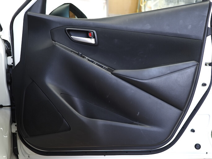 マツダMAZDA2のフロントドア内張