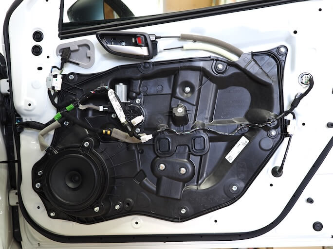 マツダMAZDA2のフロントドア内部