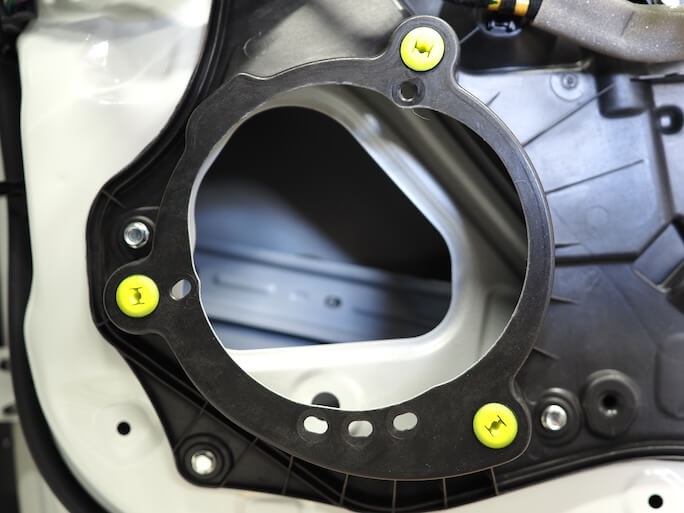 マツダMAZDA2のフロントドアスピーカーを取り外し