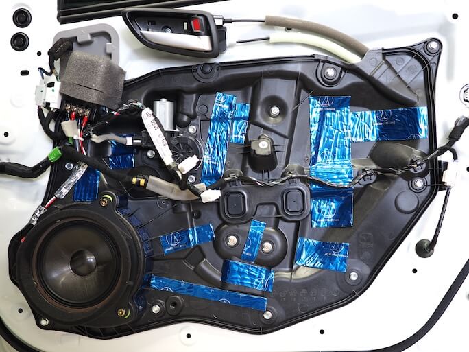 マツダMAZDA2のフロントドアにカロッツェリアのスピーカーを取り付け