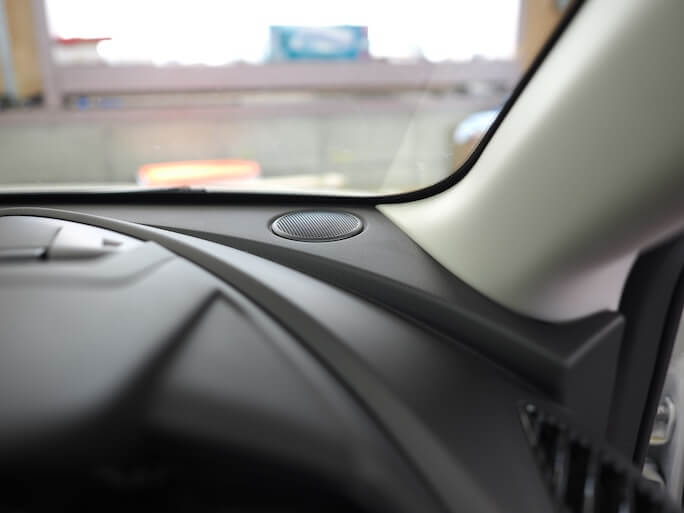 マツダMAZDA2のダッシュボード上にあるツィーター