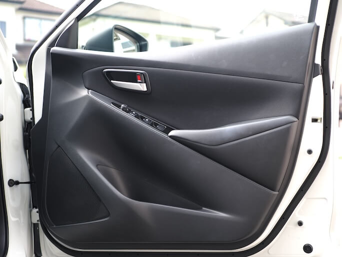 マツダMAZDA2のフロントドアにカロッツェリアのスピーカーを取り付け