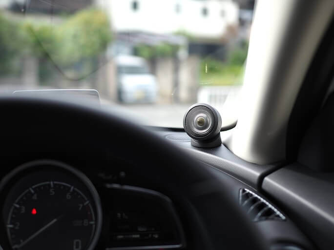 マツダMAZDA2のダッシュボード上にカロッツェリアのツィーターを取り付け