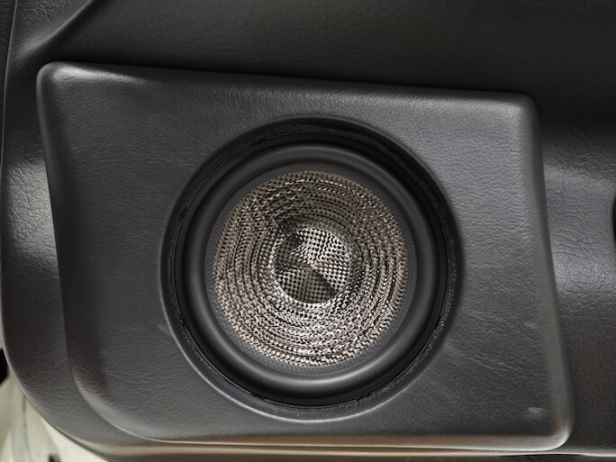 日産スカイラインのドアにブラムのスピーカーを取り付け