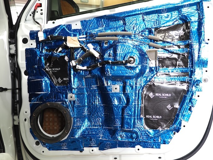 日産セレナのフロントドアスピーカー周りを全面的に制振