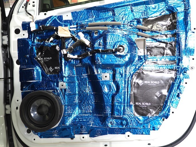 日産セレナのフロントドアスピーカー周りを全面的に制振