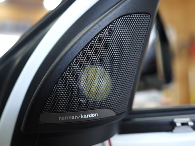 BMWX2のツィーター取り付けパネルにフォーカルのツィーターを取り付け