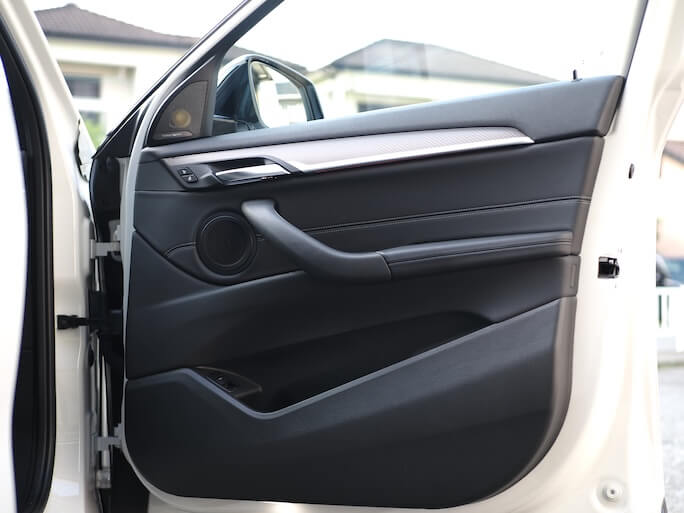 BMWX2のドアにフォーカルのスピーカーを取り付け