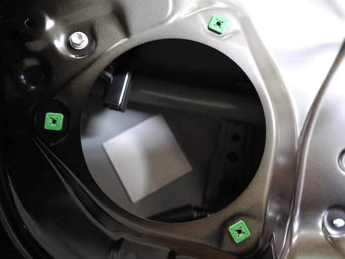 トヨタプリウスのフロントドアスピーカーを取り外し