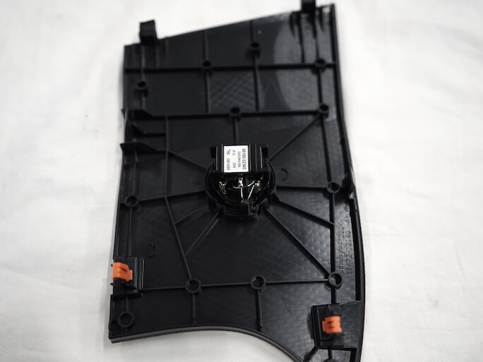 トヨタカローラツーリングのダッシュボード上のスピーカー