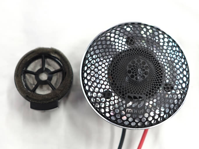 トヨタカローラツーリングのダッシュボード上のスピーカーとモレルのツィーター